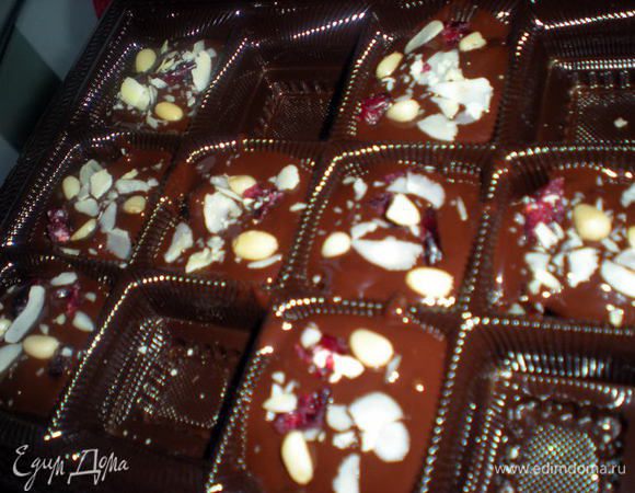 Выложить немного начинки в форму и залить шоколадом, сверху можно украсить орешками, немного утопив их в шоколад. Убрать в холодильник на 2 часа.