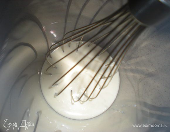 Сливки взбить.