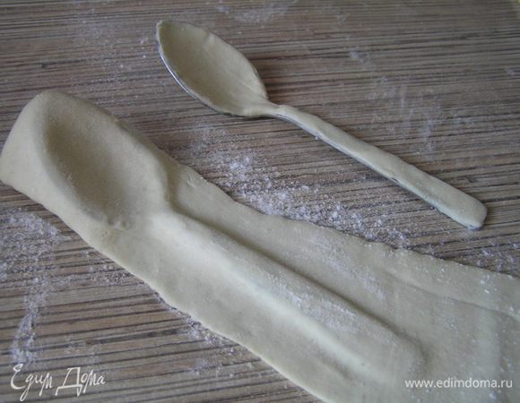 Слоеное тесто раскатать (можно использовать обрезки), ложку положить под тесто, придавить, обозначая контур и акуратно вырезать.