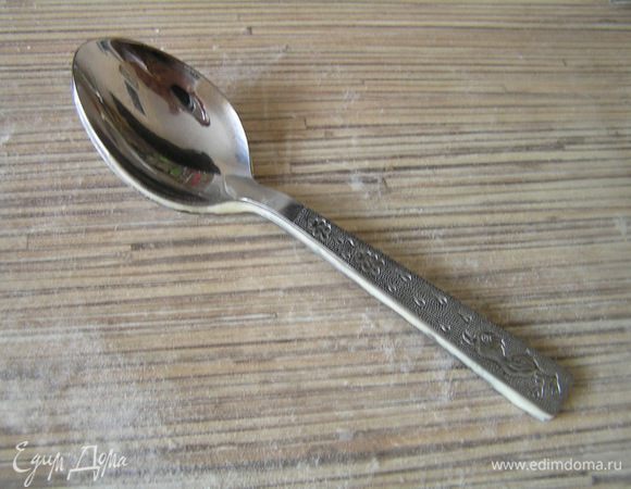 Для равномерного выпекания на ложку с тестом положить еще одну пустую ложку, придавить.