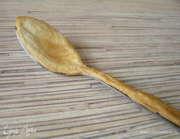 Выпекать при 220*С около 12-15 минут. Остудить, осторожно снять готовую ложку из теста. 