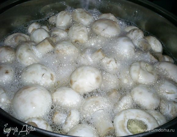 Помытые шампиньоны отварить в кипящей воде 5 минут, в воду предварительно добавляем 0,5 ч.л. лимонной кислоты, чтоб грибы не потемнели.