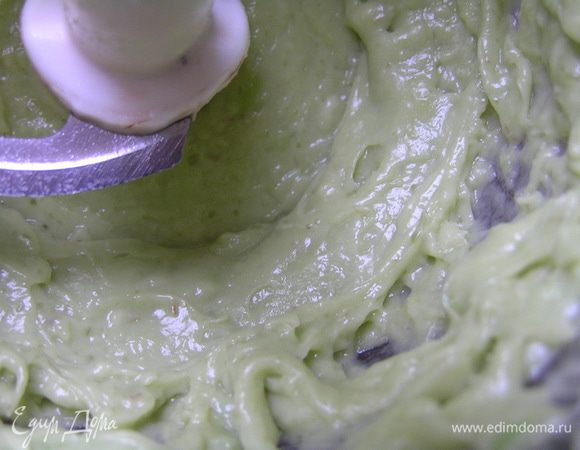 Для сладкой начинки авокадо пюрировать в блендере с сахаром и лимонным соком.