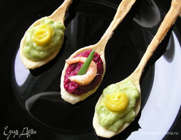 На каждую ложку положить начинку, соленую можно украсить отварной креветкой и зеленью, а сладкую - "розочкой" из манго или кусочком любого фрукта.