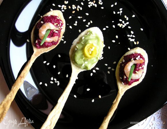 Посыпать кунжутом (или тертым сыром).