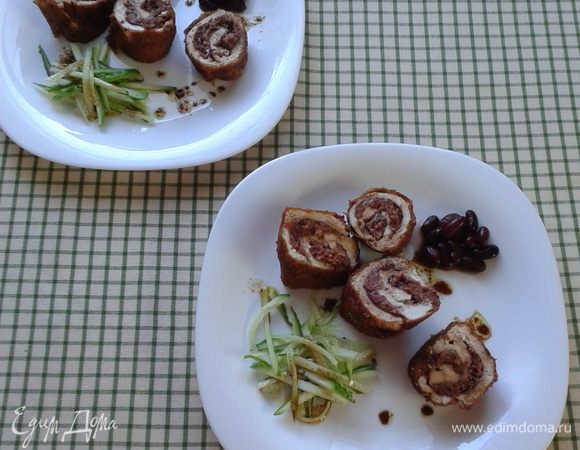 Готовый рулет отложить на 10 мин. Вынуть зубочистку (убрать нить) нарезать на 4 части. Подавать с гарниром из огурца и ложкой фасоли. Все блюдо взбрызнуть бальзамическим соусом смешанным с оливковым маслом.