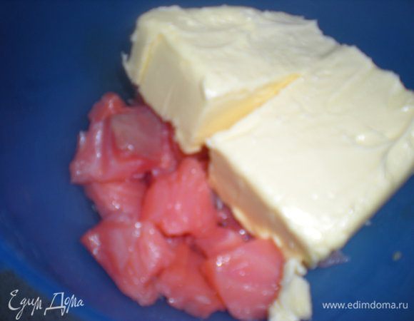 Филе рыбы нарезать,добавить размягченное сливочное масло.