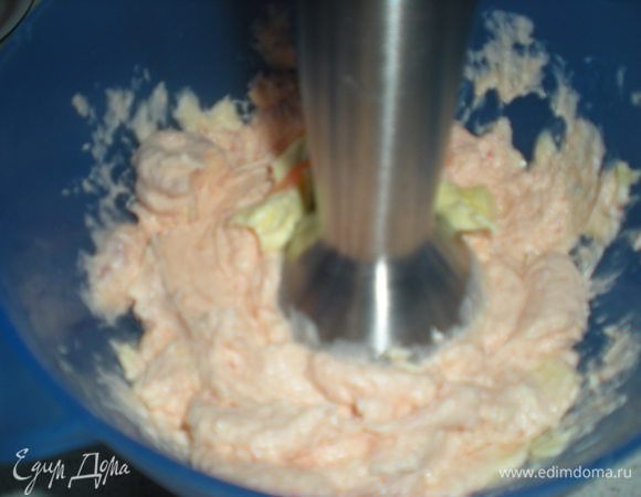 Все смешать до однородности. В книге рекомендуют рыбу протереть через сито и смешать с маслом,но ведь в то время не было чудо техники.