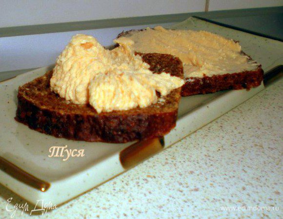 Намазать маслом ломтики ржаного хлеба и подавать к столу.