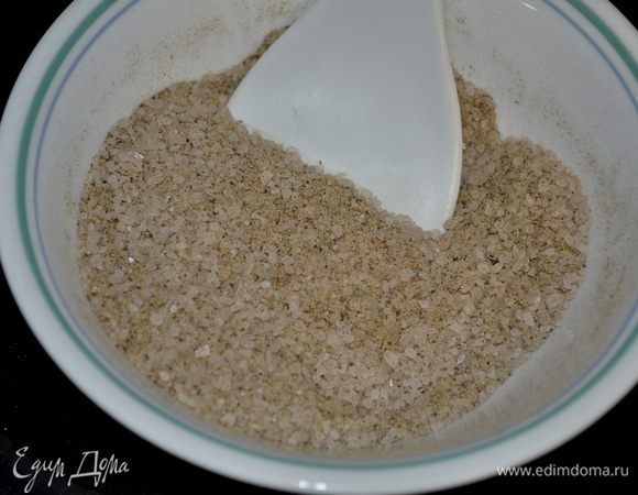 Смешать соль и специи в отдельной емкости.