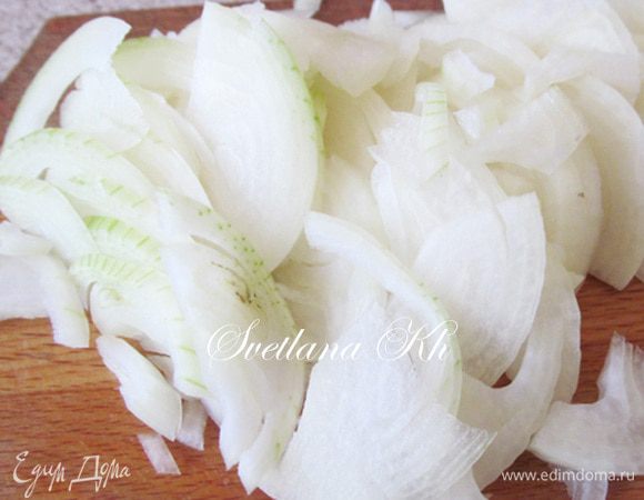 Лук и морковь нарезать довольно крупно. Лук крупными ломтиками, морковь - толстыми колечками.