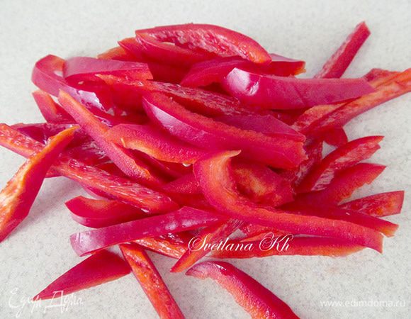 Перец можно тоже нарезать ломтиками покрупнее. На самом деле, у меня желтый перец. Это фото из др. блюда.