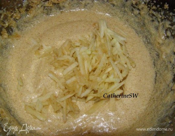 Смешать с тертым яблоком.