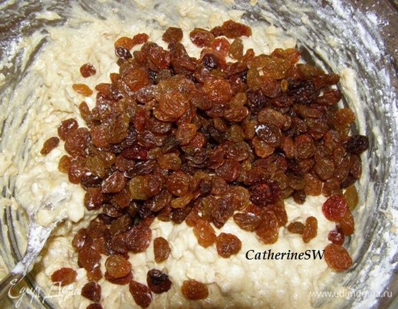Добавить мучную смесь, перемешать. В конце добавить изюм.