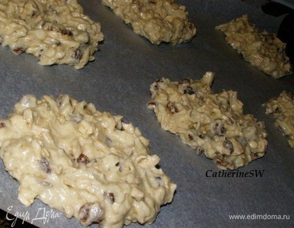 Противень застелить пергаментной бумагой. В шахматном порядке выложить на бумагу по две столовые ложки теста на расстоянии не менее двух см друг от друга,  разровнять в круг. 

Получится 9-10 шт.