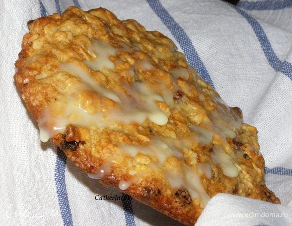 Остудим печенье на решетке. Шоколад поломать на кусочки, растопить на водяной бане. Сливки подогреть. Вмешать в шоколад в три приема, каждый раз тщательно размешивая. Остудить. Печенье покрыть глазурью по вашему вкусу.