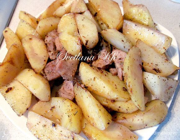 По отдельности обжарить в небольшом количестве растительного масла мясо и картофель. До готовности не доводить. Обжаривать быстро.  Во время обжаривания посолить крупной солью, добавить розмарин, перец, специи для жарки мяса. Выложить все в тарелку.