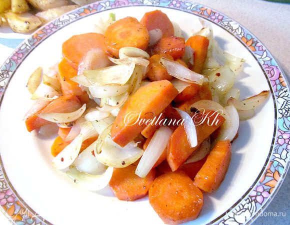 Затем обжарить крупно нарезанную морковь и лук. Так же посолить и посыпать специями. Выложить. Остальные овощи я не обжаривала.