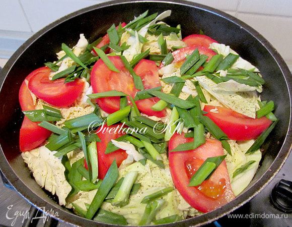 Сложить в казан  обжаренное мясо, картофель, лук с морковью,  свежий перец болгарский, баклажан, сверху уложить капусту и помидоры.Порезать  джусай или чеснок.  Добавить пол стакана кипяченой воды. Можно развести немного томатной пасты и тоже добавить в казан. Плотно закрыть крышкой, сделать маленький огонь и тушить минут 40. Готовность проверить ложкой. Если  картофель мягкий - готово. 
