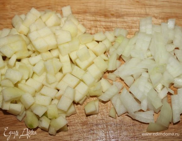 Мелким кубиком нарезать луковицу и одно яблоко.