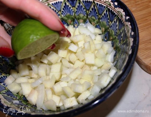 Перемешать, выложить в чашку, посыпать сахаром и полить соком лайма. Оставить на 15 минут.