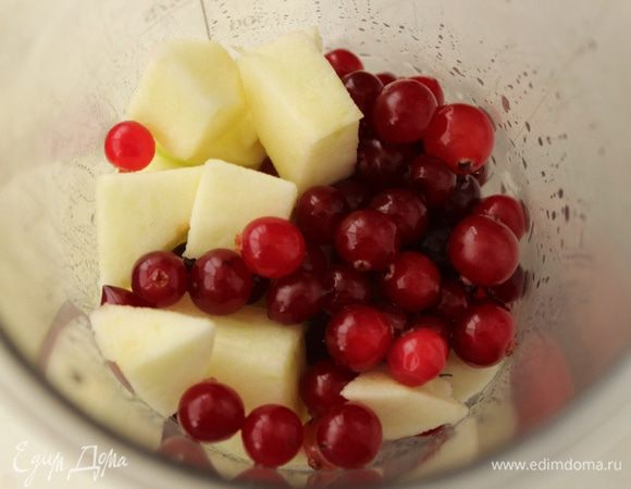 В блендере измельчить второе яблоко и клюкву.