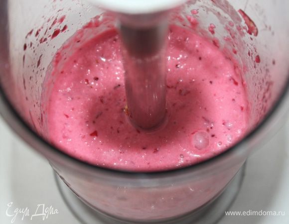 Добавить сметану и взбить мусс.