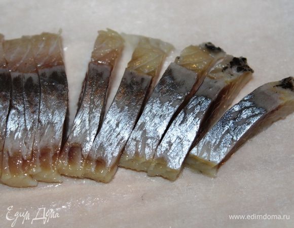 Филе сельди нарезать кусочками.