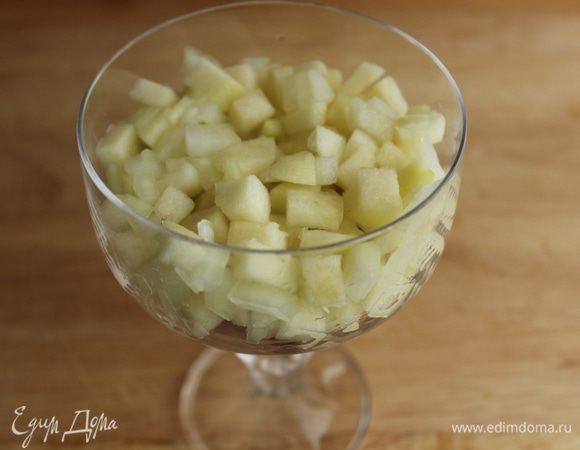 На сельдь слой яблок с луком...