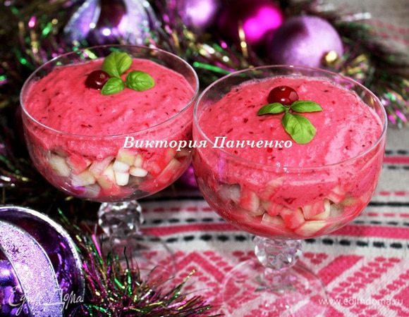 Сверху выложить мусс, украсить зеленью и клюквой. Подавать охлажденным.