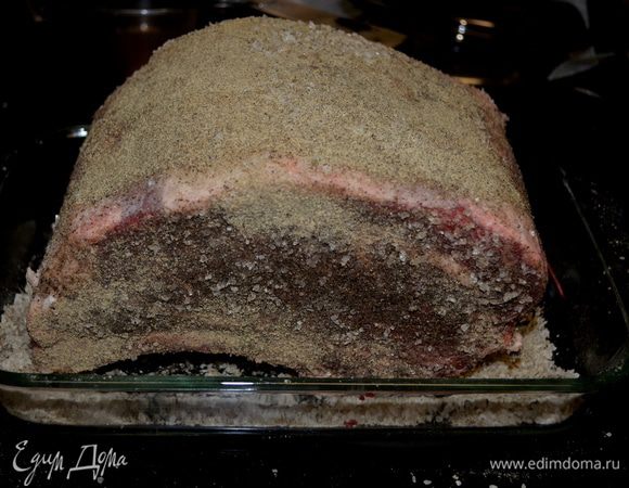 Говядина должна быть комнатной тем-ры примерно час.
Разогреть духовку до 190 гр.
Корейку обсыпать со всех сторон приготовленным миксом.Можно использовать половину микса. Положить в жаропрочное блюдо или в противень ребрами вниз.
Поставить в духовку на 1 час. Если у вашей корейки вес больше,увеличьте время. Выключить духовку!