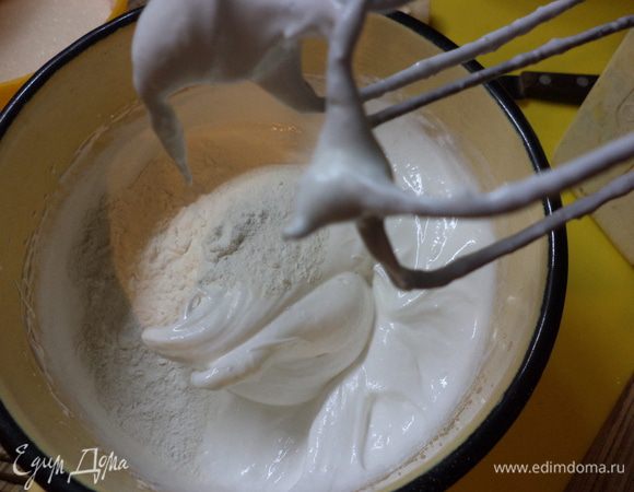 <font style="vertical-align: inherit;"><font style="vertical-align: inherit;">Белки взбить до устойчивых пиков с сахаром и множественными каплями уксуса, в конце концов всыпать крахмал. </font><font style="vertical-align: inherit;">Взбить еще раз.</font></font>