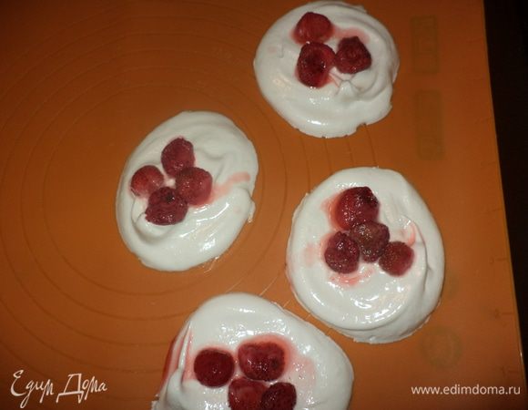 <font style="vertical-align: inherit;"><font style="vertical-align: inherit;">Отсадить кружки диаметром 6–7 см. </font><font style="vertical-align: inherit;">Выложить ягоды.</font></font>