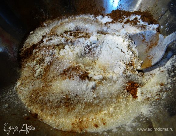 Просеянную муку смешать с сахаром,  содой, корицей, имбирём и молотой гвоздикой. 