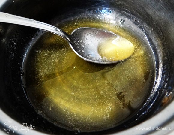 Мед слегка подогреть.