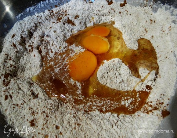 К мучной смеси добавить яйца и теплый мед.