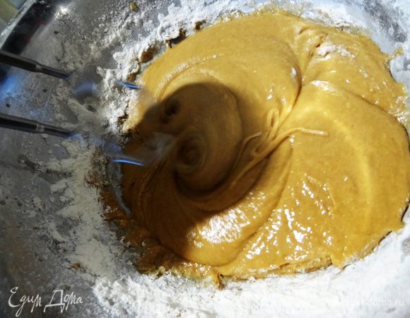 Постепенно вливая теплое молоко, замесить эластичное тесто. Количество молока можно регулировать, все зависит от  размера яиц и структуры меда. 