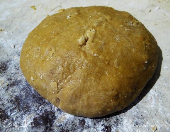 Готовое тесто завернуть пищевой пленкой и убрать в холодильник. ЛЮБИМЫЙ МОМЕНТ: тесто может стоять в холодильнике до 2-х недель! И чем дольше оно будет стоять, тем вкуснее будут пряники! Разве это не чудесно?)) Минимум - один день.