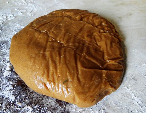 Тесто я поставила в четверг, а когда достала в пятницу, то оно заметно стало поплотнее и приняло более темный и аппетитный цвет)