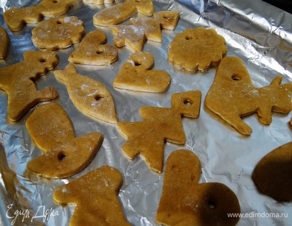 Выложить пряники на противень и выпекать до легкого подрумянивая около 10-15 минут при температуре 170*С. (Следите за печеньем, оно довольно быстро выпекается).