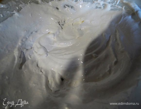 Готовим глазурь (это не обязательный процесс): 1 свежий холодный яичный белок взбить в крепкую пену. Постепенно ввести около 100 г сахарной пудры. 