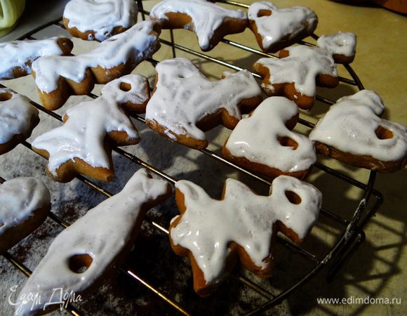 Полностью остывшие пряники покрыть глазурью или нарисовать ей же с помощью кондитерского мешка разные рисунки.  Оставить засыхать.