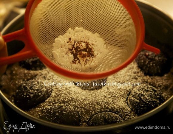 Готовый и горячий торт посыпать через сито сахарной пудрой и сухим чили.
Мамма мия это ФАНТАСТИКА!
