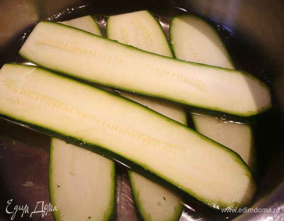 Картофель почистить, порезать и отварить до готовности. Броколли бланшировать около 5 минут. Цукини нарезать на тонкие ломтики вдоль и также бланшировать около 8 минут. Слить воду, ополоснуть оба вида овощей холодной водой.