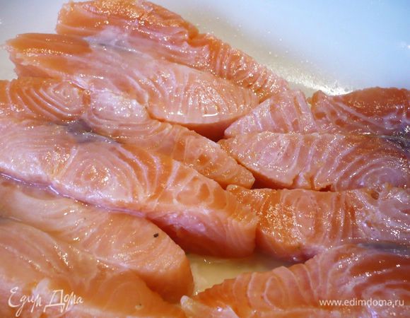 Рыбу промыть, обсушить при помощи бумажного полотенца, разрезать вдоль, посолить, поперчить и сбрызнуть лимоном. С апельсина срезать кожуру так, чтобы белых пленок на нем не осталось, порезать колечками, каждое из которых разделить на четыре части (признаюсь, апельсины оказались хороши в моем случае только как украшение, на вкус они, к сожалению, горчили, может быть стоило их полностью филетировать, попробую в следующий раз). 