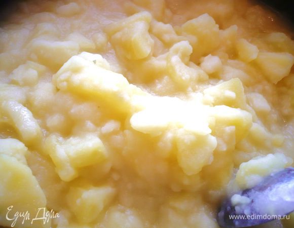 Оливки порезать колечками. Из картофеля сделать пюре, добавив сливочное масло и горячие сливки или молоко, приправить солью, перцем, мускатным орехом и орегано по вкусу.  