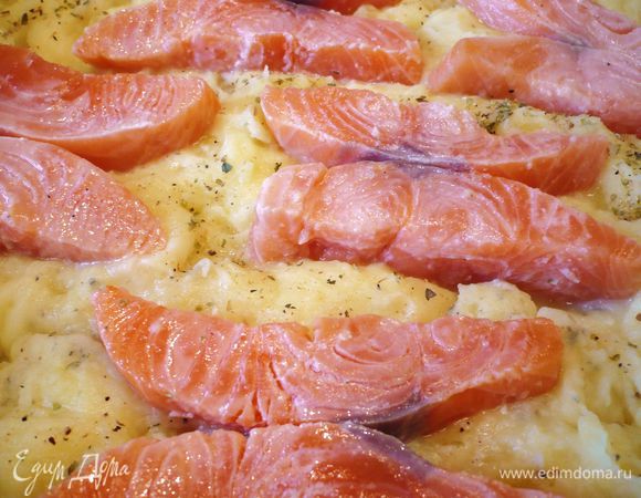 Форму для запекания обмазать сливочным маслом, выложить пюре, на него положить по два кусочка семги бантиком. 