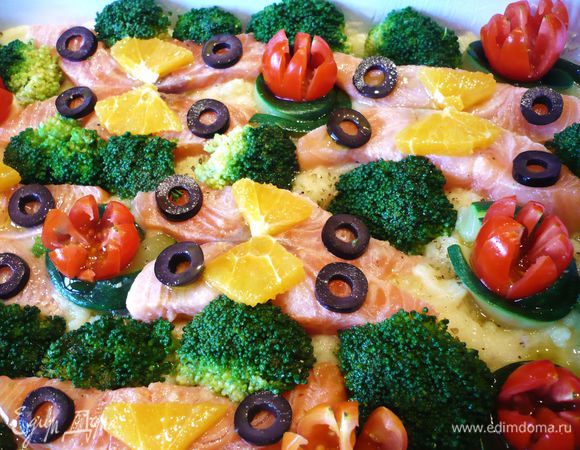 Затем выложить наши помидоры-цветы, брокколи. Рыбу украсить ломтиками апельсина и оливками. Сбрызнуть оливковым маслом. Выпекать в духовке 25 минут. Приятного вашим деткам и вам аппетита!!!