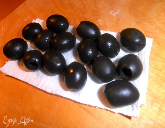 Затем оливки промокаем на салфетке,чтобы внутри не осталось жидкости.