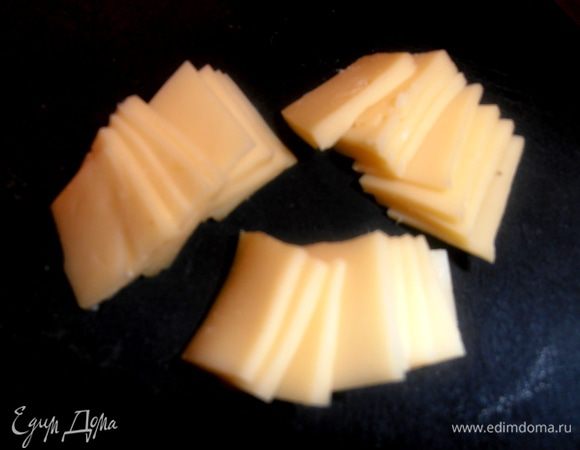 Сыр нарезаем на квадратики по 2см каждый. 